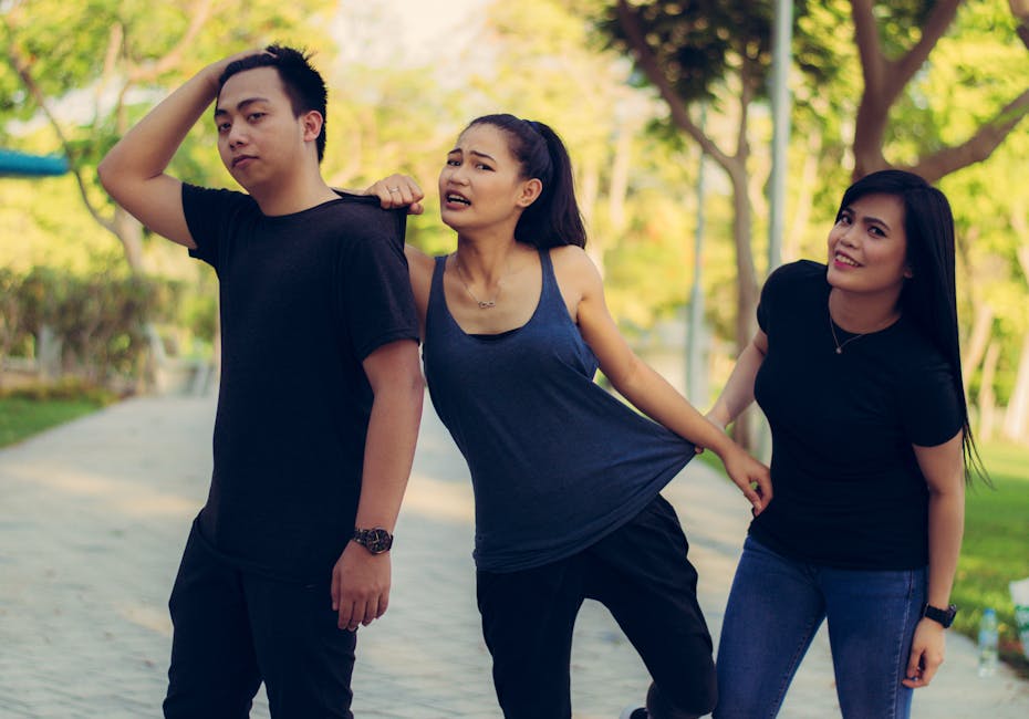 How to Navigate Awkward Social Situations: A Guide to Surviving and Thriving in Uncomfortable E